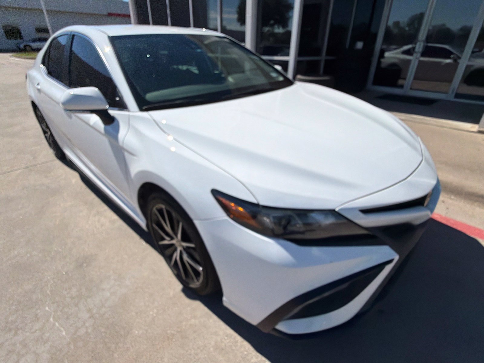 Used 2024 Toyota Camry SE FWD image 4