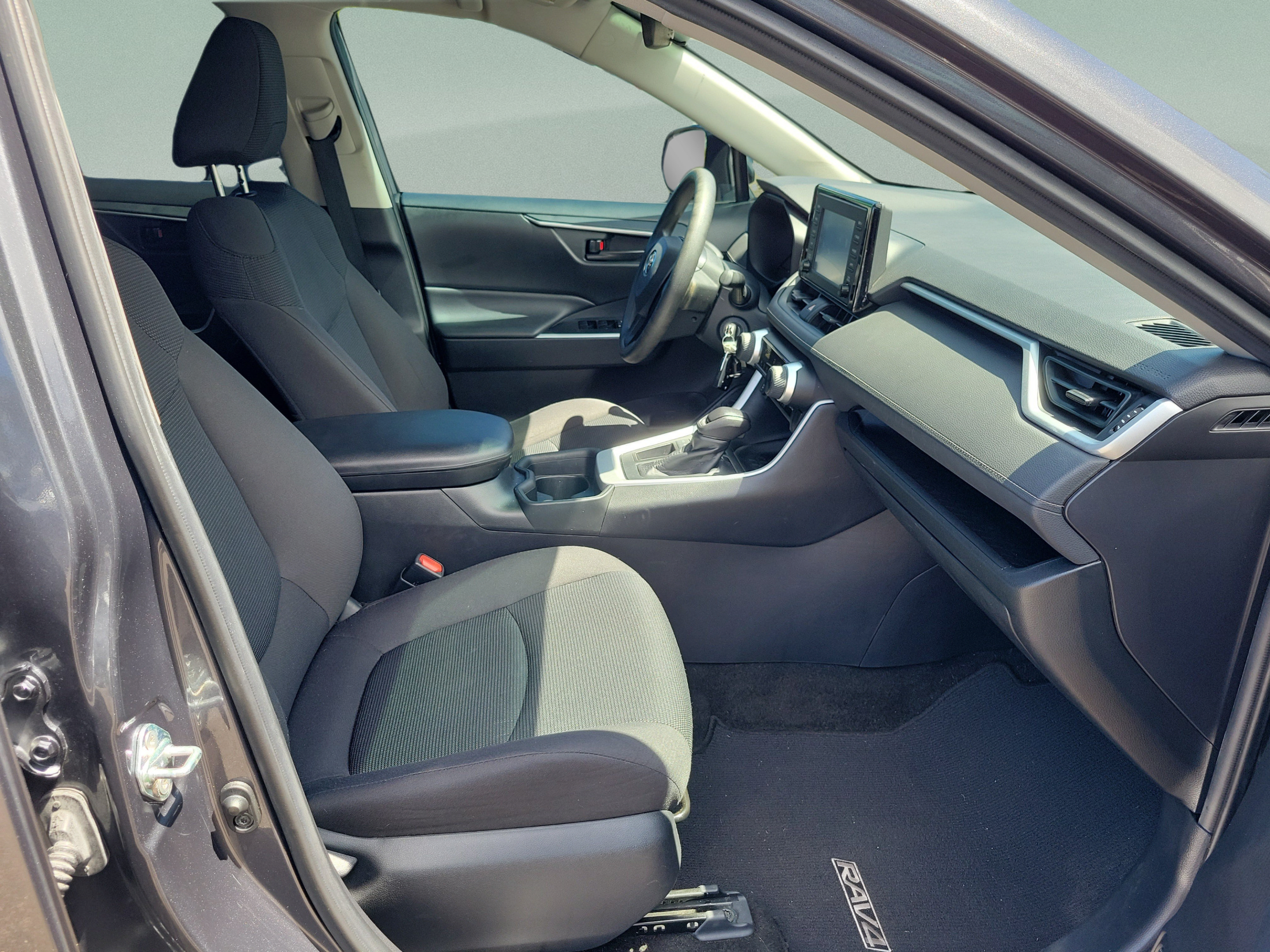Used 2019 Toyota RAV4 LE FWD image 18