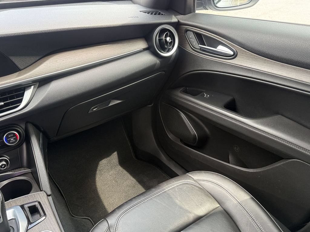 Used 2023 Alfa Romeo Stelvio Ti AWD/4WD image 16