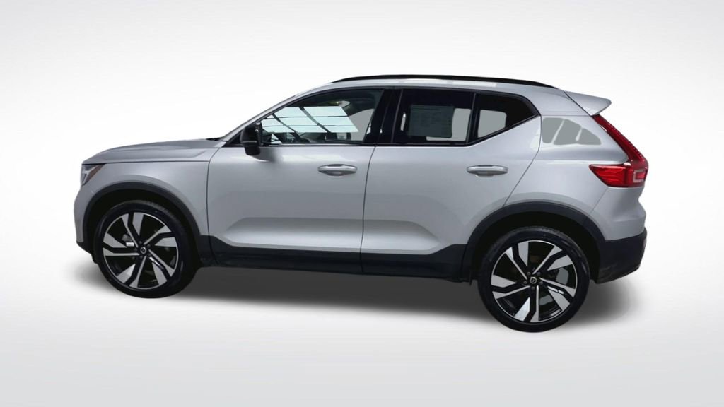 Used 2025 Volvo XC40 B5 Plus image 5