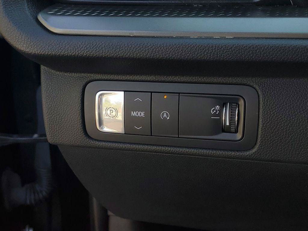 Used 2025 Chevrolet Traverse LT FWD image 13
