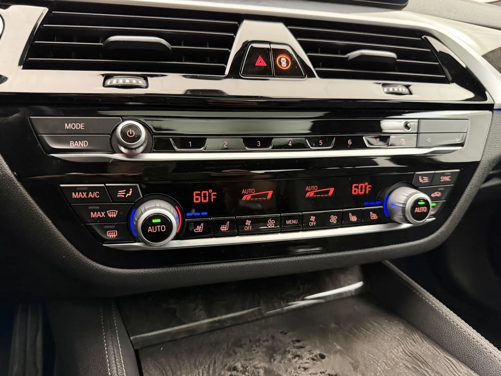 Used 2021 BMW M550i xDrive AWD/4WD image 40