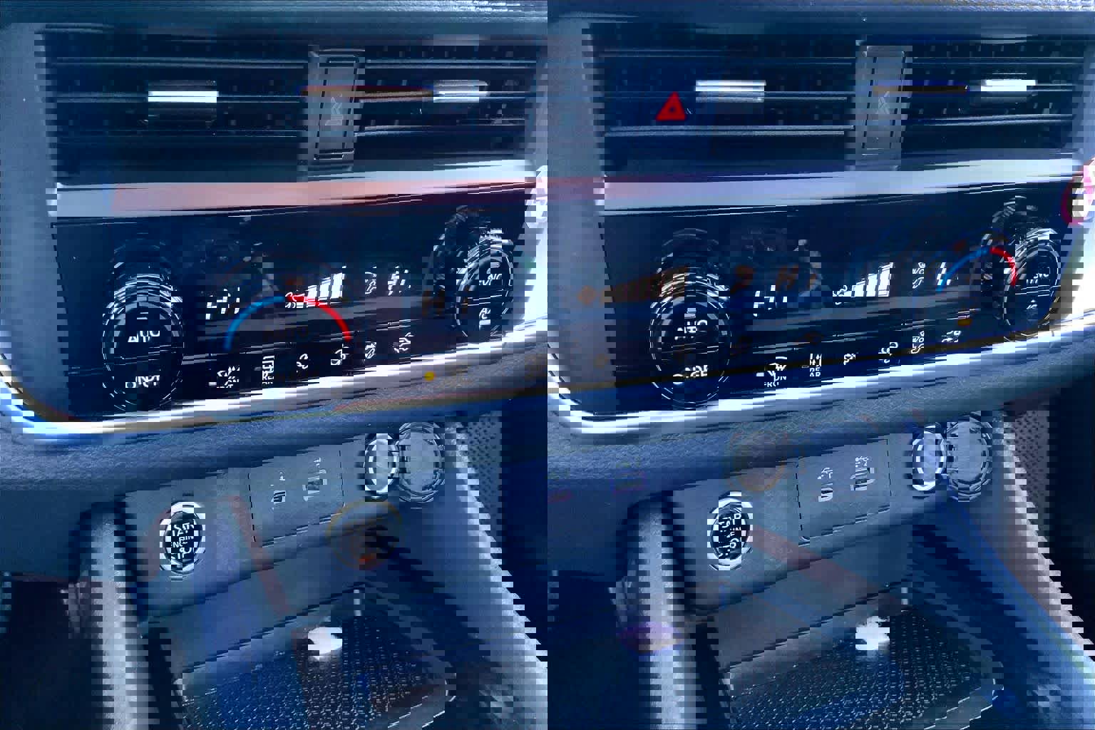 Used 2023 Nissan Rogue SV image 32