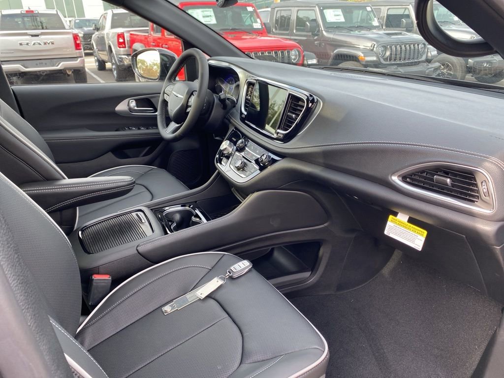 New 2026 Chrysler Pacifica Limited w/ S Appearance Package image 10