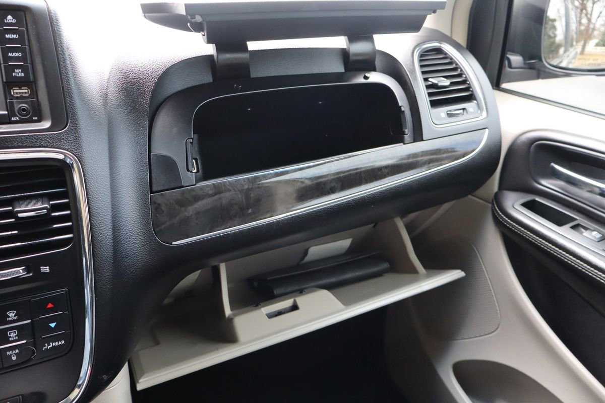 Used 2013 Chrysler Town & Country Touring image 40