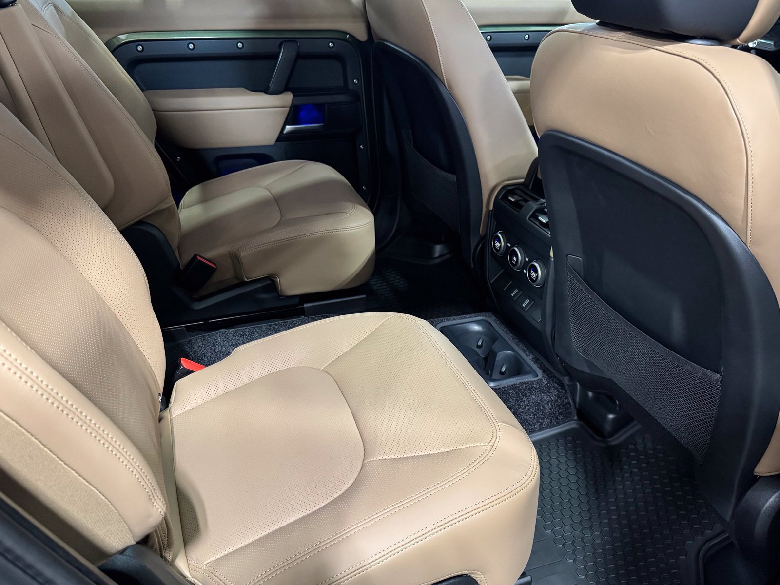 New 2026 Land Rover Defender 130 X-Dynamic SE AWD/4WD image 46