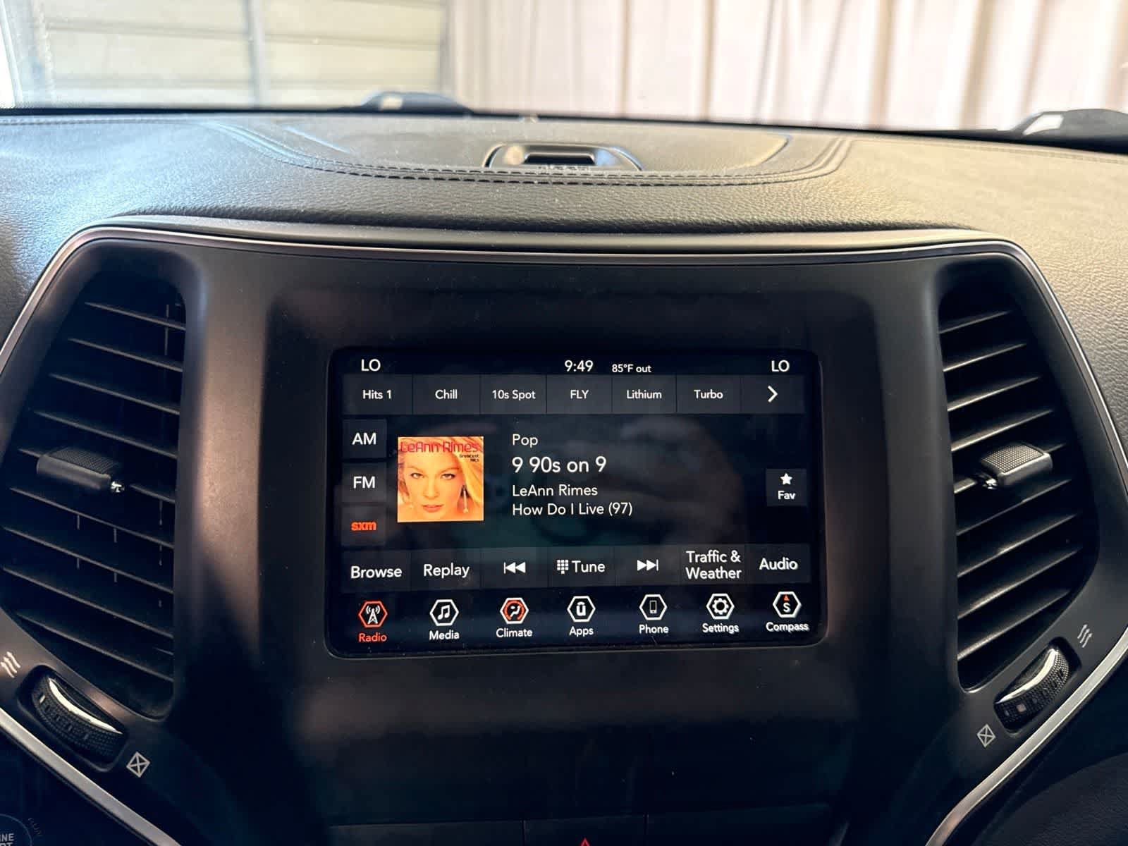 Used 2019 Jeep Cherokee Latitude Plus w/ Comfort/Convenience Group FWD image 25