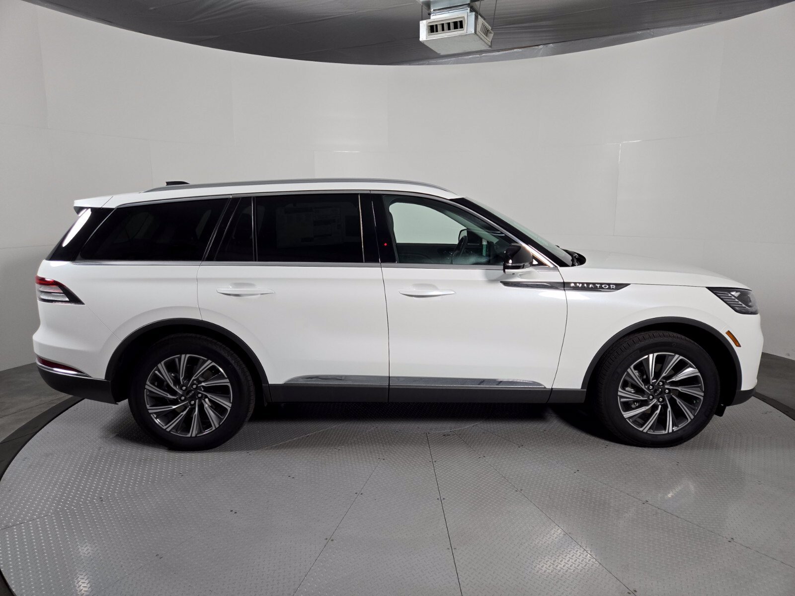 New 2026 Lincoln Aviator AWD image 3