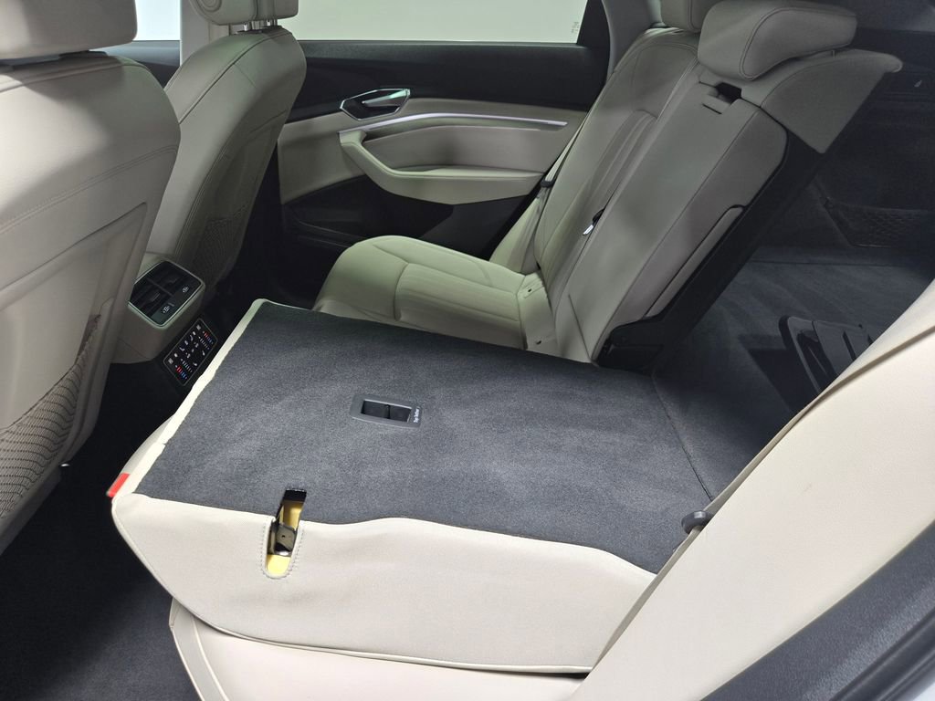 Used 2022 Audi e-tron Premium Plus w/ Premium Plus Package image 40