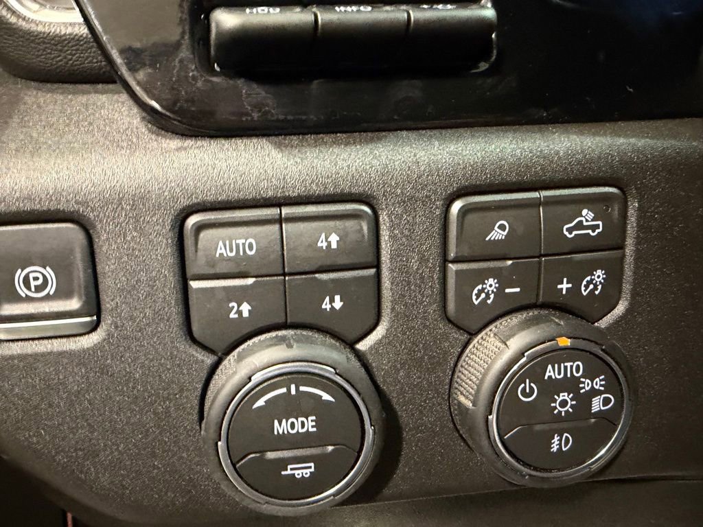 Used 2026 Chevrolet Silverado 2500 LTZ w/ LTZ Premium Package image 32