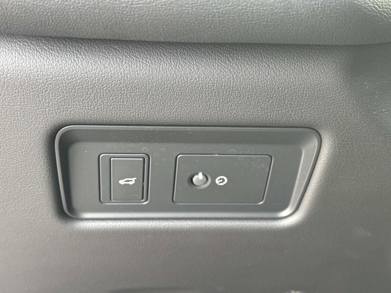 Used 2025 Jaguar F-PACE R-Dynamic S image 21