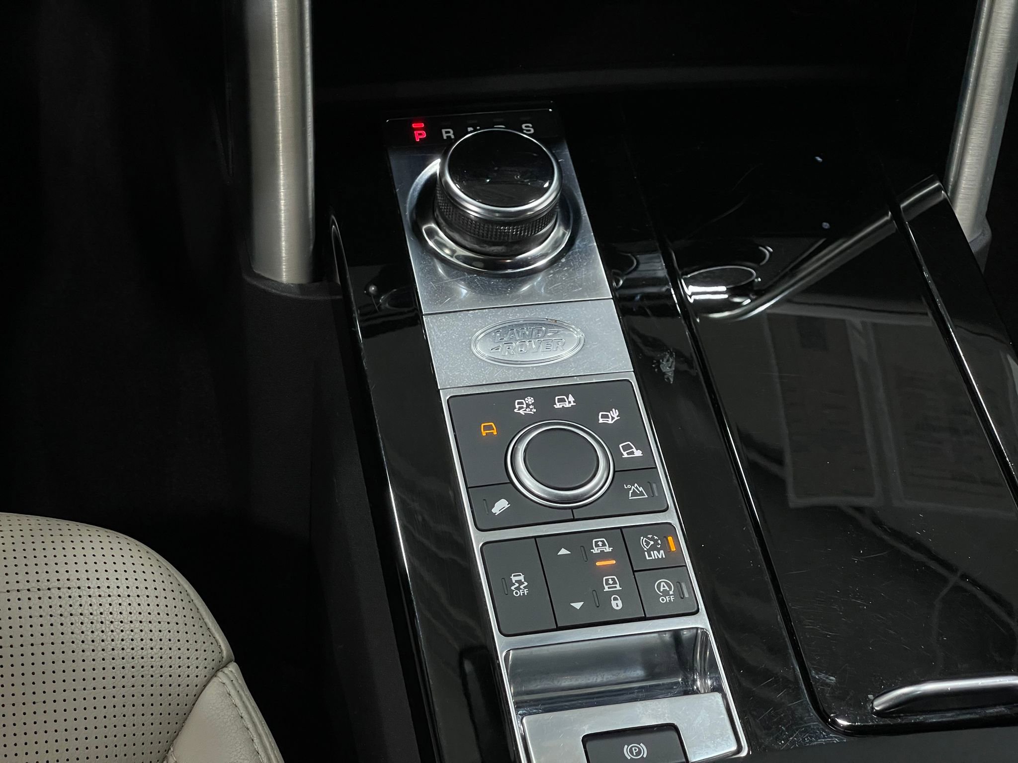 Used 2018 Land Rover Discovery HSE image 29