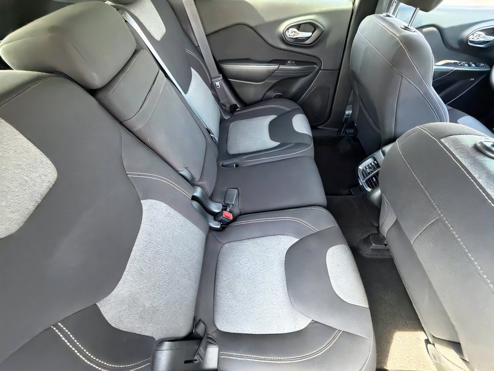 Used 2016 Jeep Cherokee Sport FWD image 11