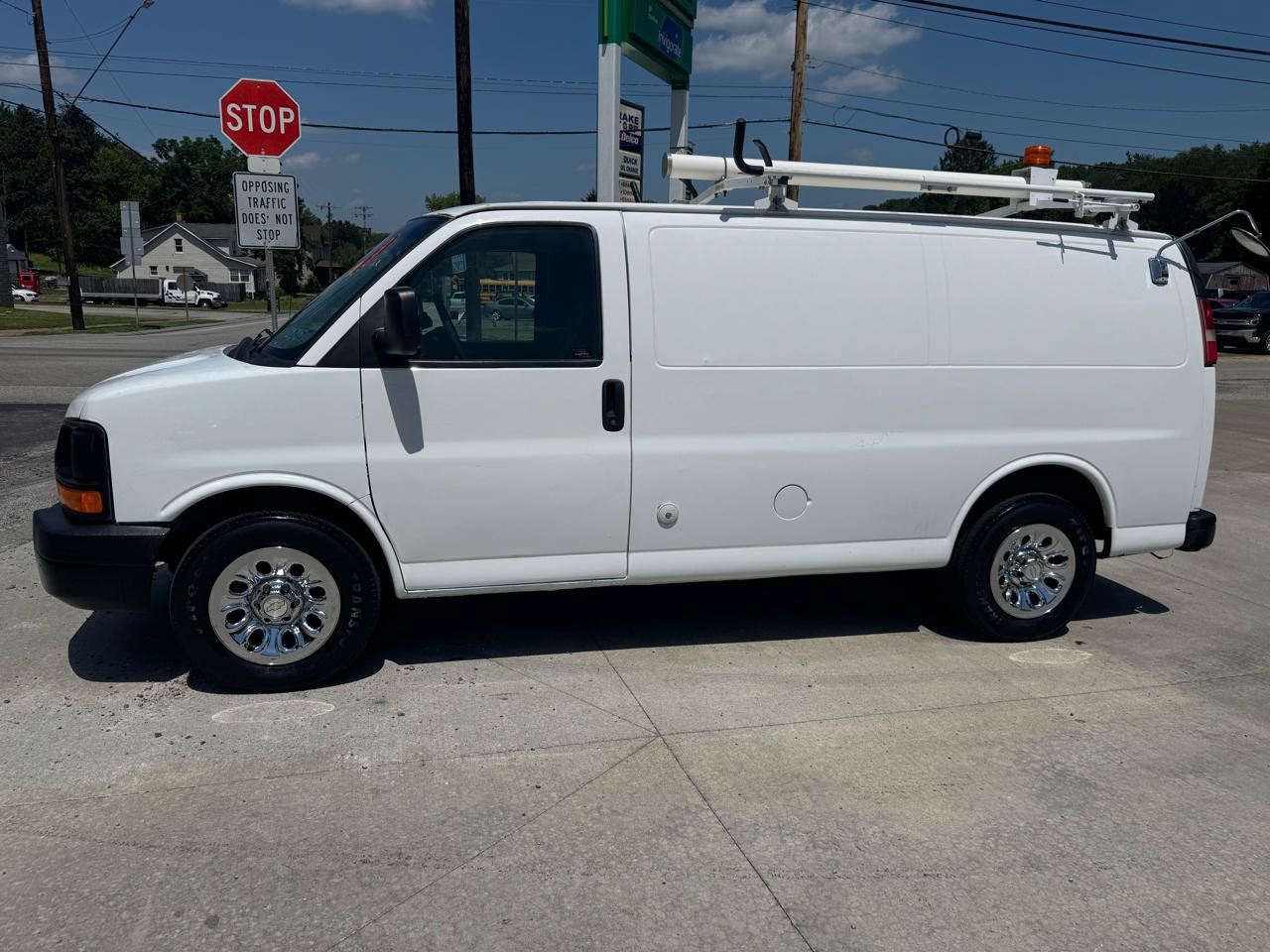 Used 2011 Chevrolet Express 1500 RWD image 2