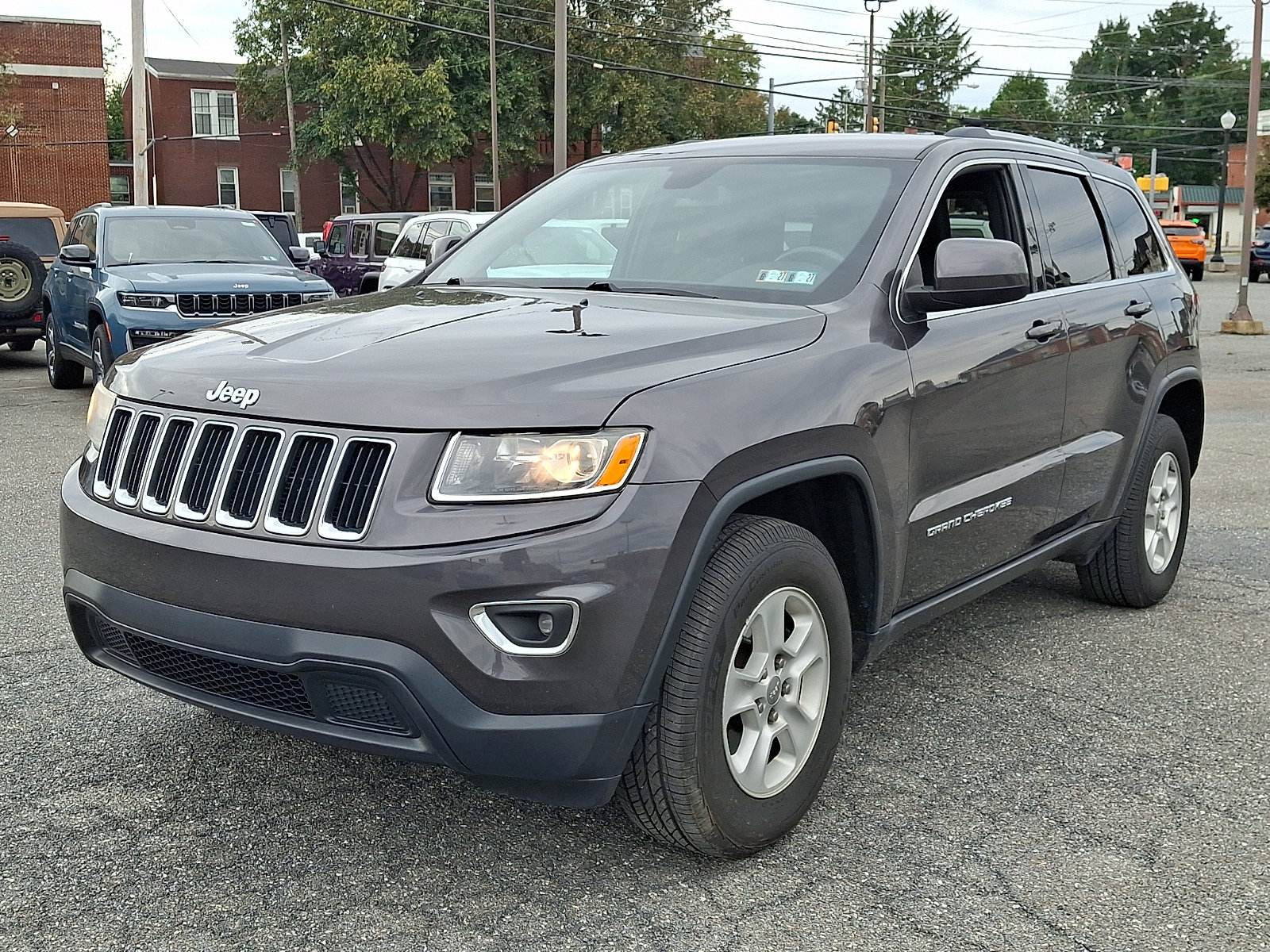 Used 2016 Jeep Grand Cherokee Laredo w/ Quick Order Package 23E AWD/4WD image 3