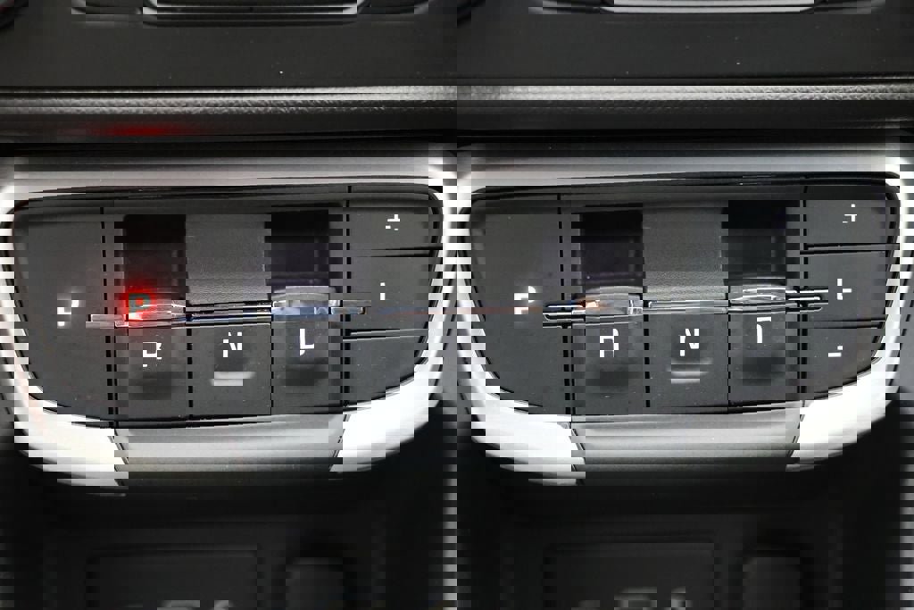 Used 2024 GMC Terrain SLE image 25