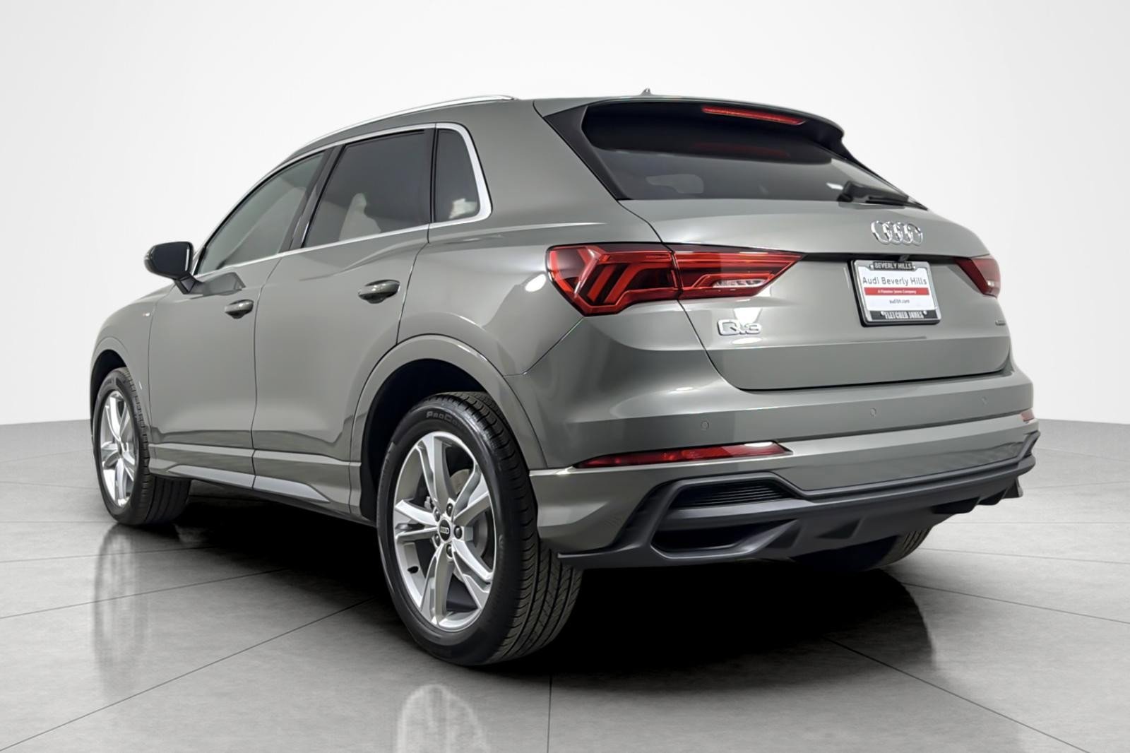 Used 2023 Audi Q3 2.0T Premium w/ Convenience Package image 3
