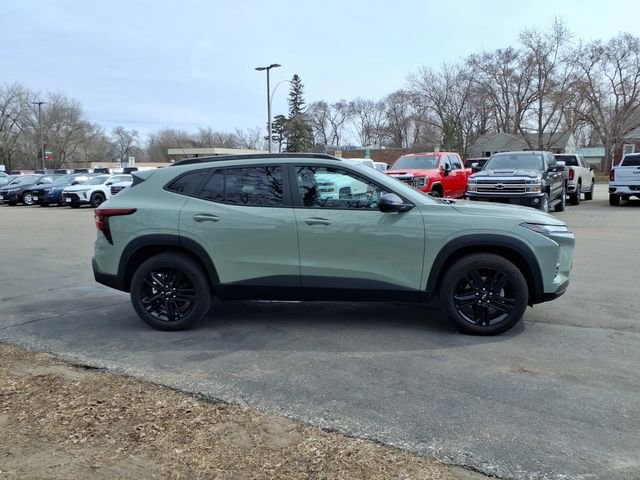 Used 2024 Chevrolet Trax ACTIV w/ Sunroof Package image 2