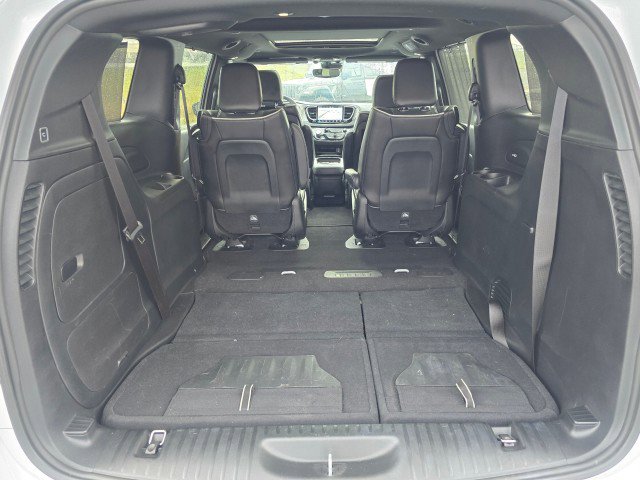 Used 2023 Chrysler Pacifica Limited w/ Uconnect Theater Family Group image 16
