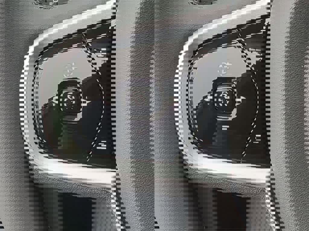 Used 2025 Volvo XC60 B5 Ultra image 23