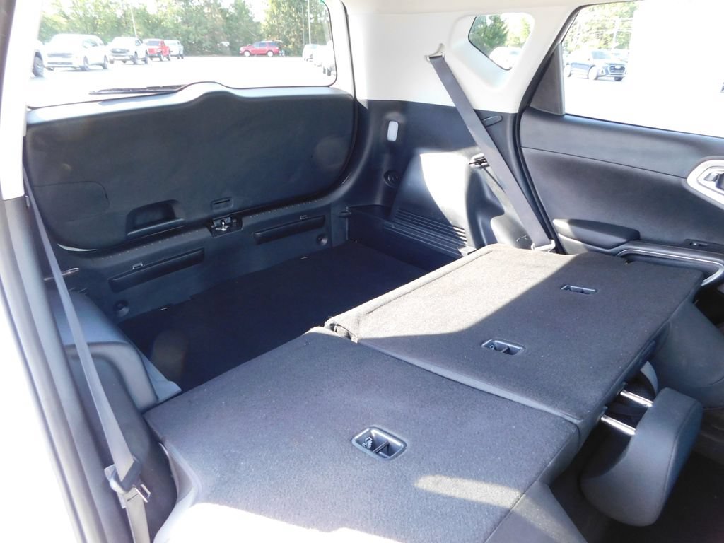 Used 2025 Kia Soul LX w/ LX Technology Package FWD image 24
