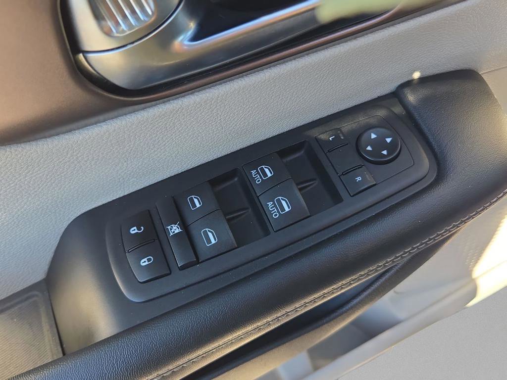 Used 2023 Chrysler Voyager LX image 34