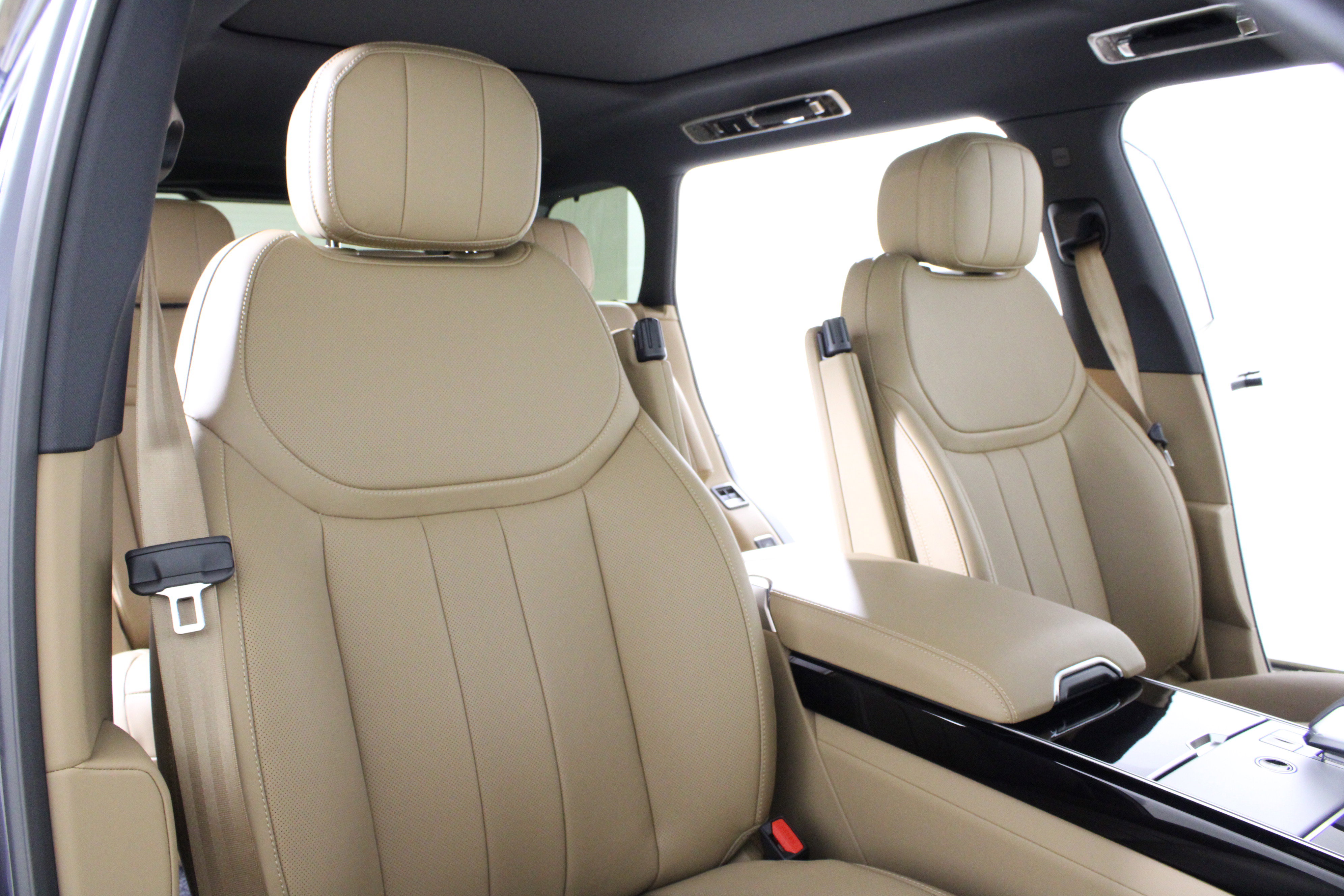 New 2026 Land Rover Range Rover Long Wheelbase SE image 14