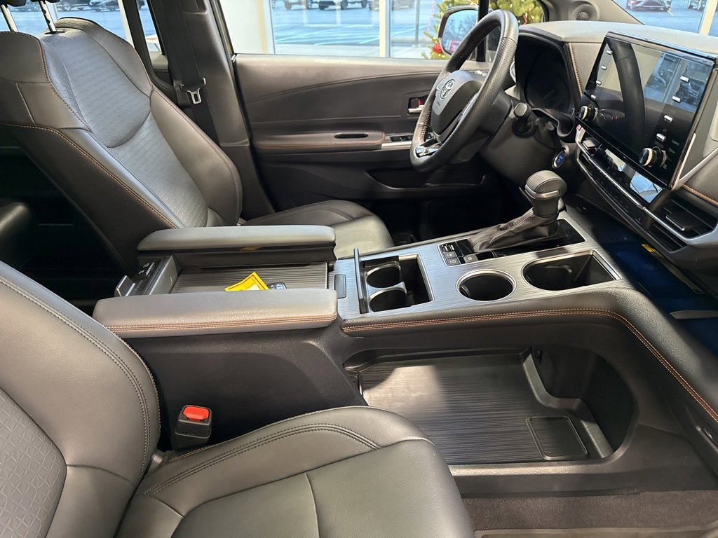 Used 2022 Toyota Sienna XSE image 22