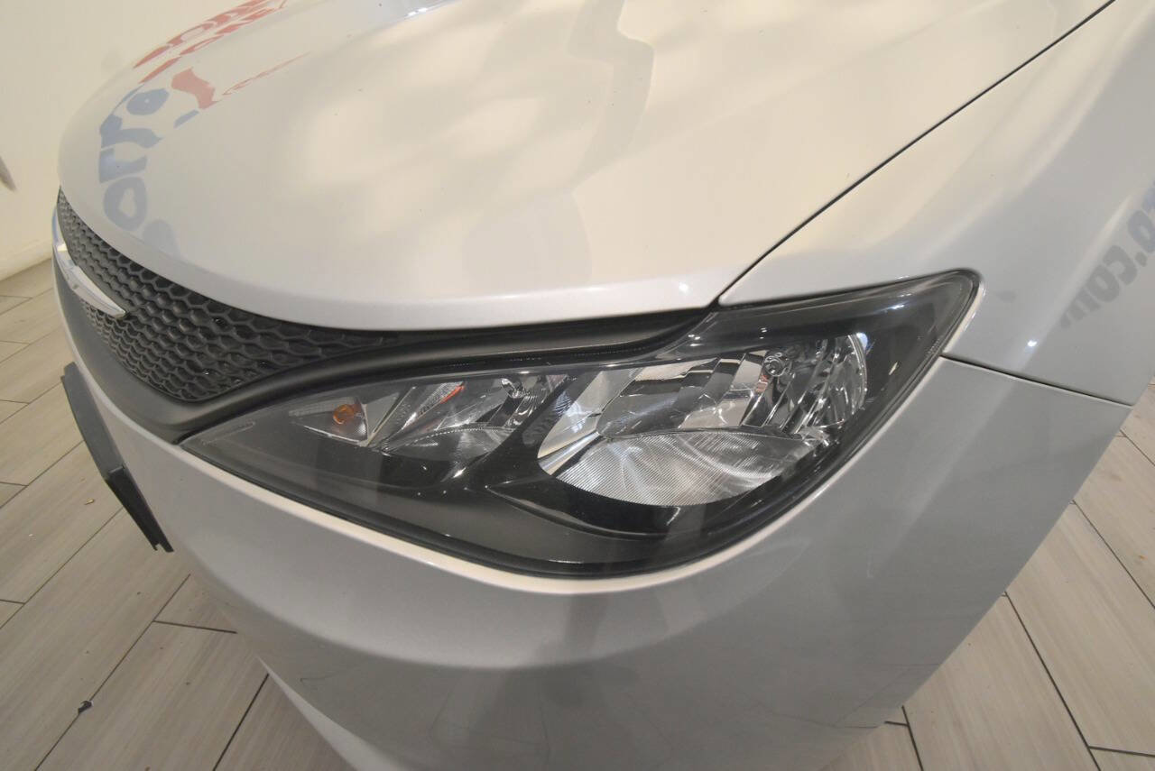 Used 2023 Chrysler Voyager LX FWD image 9
