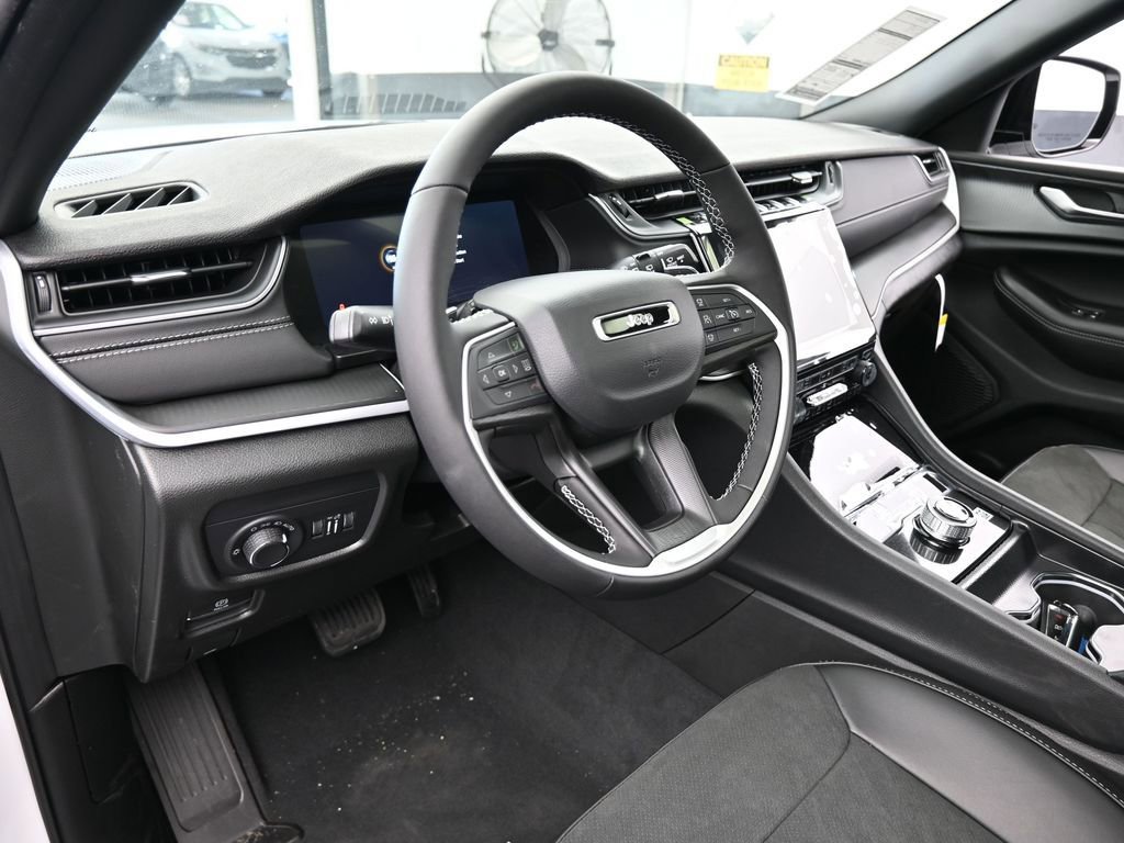 Used 2025 Jeep Grand Cherokee Altitude RWD image 10