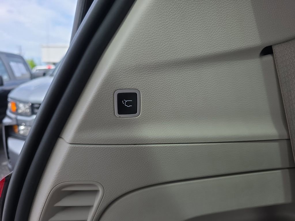 Used 2023 Chrysler Pacifica Touring-L image 34