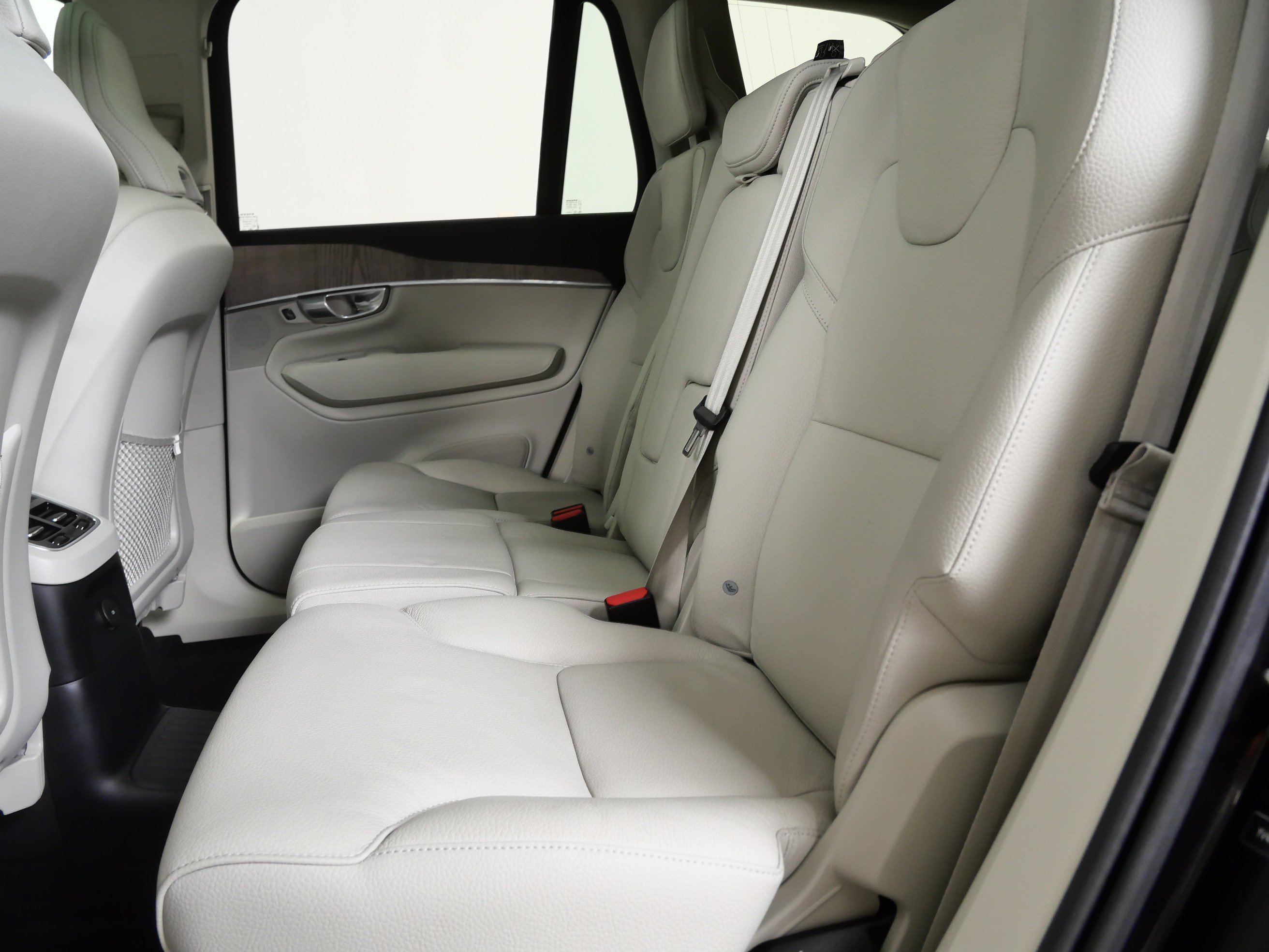 Used 2024 Volvo XC90 T8 Plus w/ Protection Package Premier AWD/4WD image 17