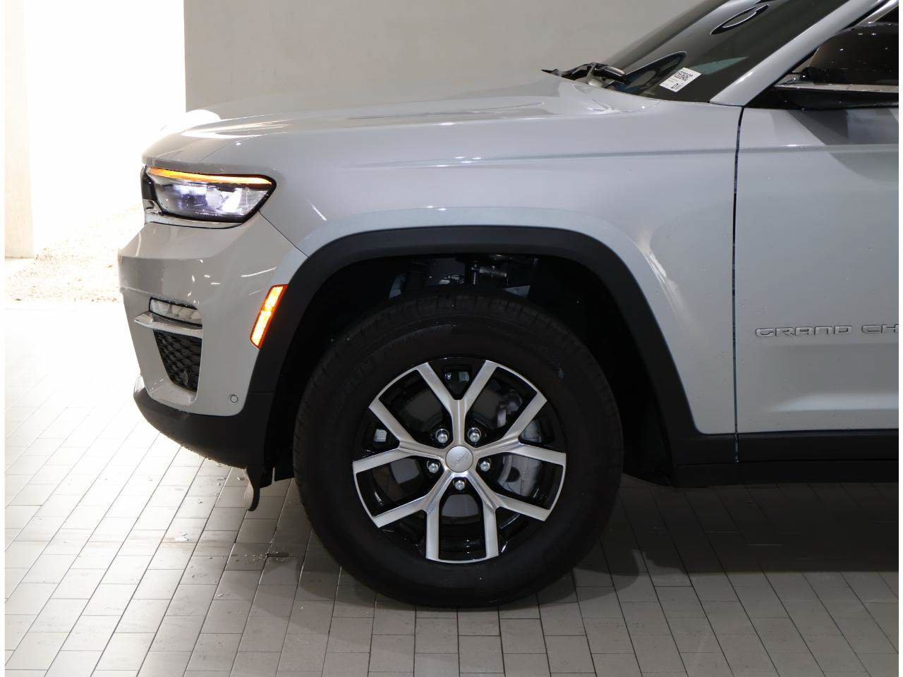 Used 2025 Jeep Grand Cherokee Limited w/ Luxury Tech Group II RWD image 4