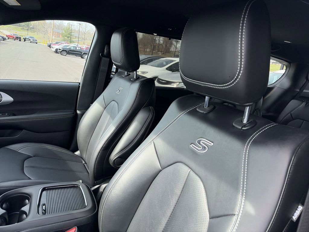 Used 2024 Chrysler Pacifica Touring-L w/ S Appearance Package FWD image 11