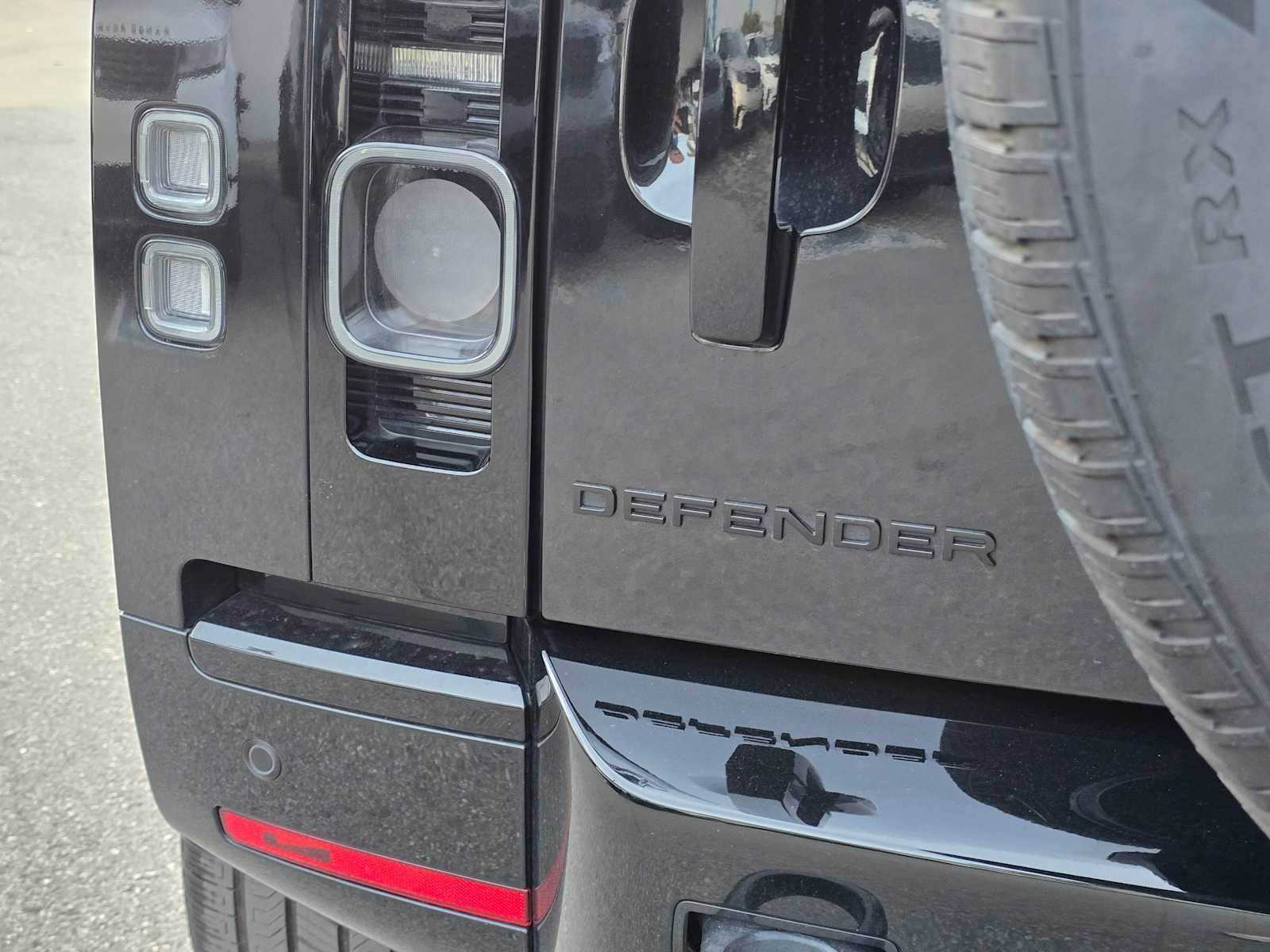 Certified 2024 Land Rover Defender 90 V8 image 13