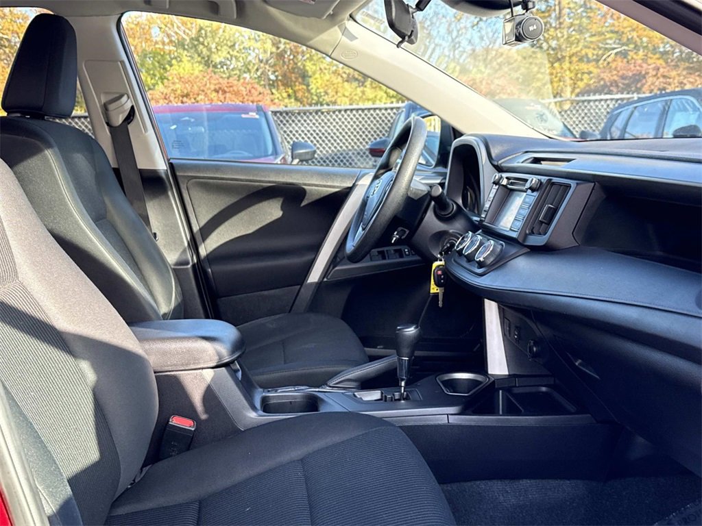 Used 2018 Toyota RAV4 LE image 10