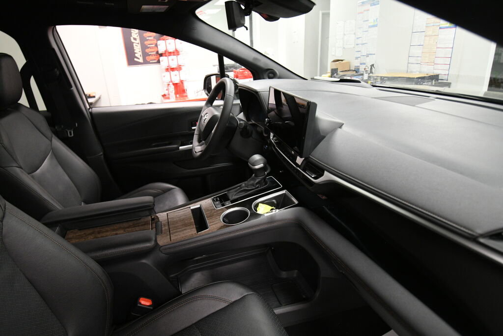 Used 2025 Toyota Sienna Platinum AWD/4WD image 32