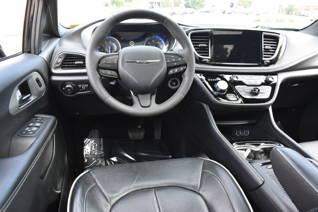 Used 2025 Chrysler Pacifica Limited FWD image 18