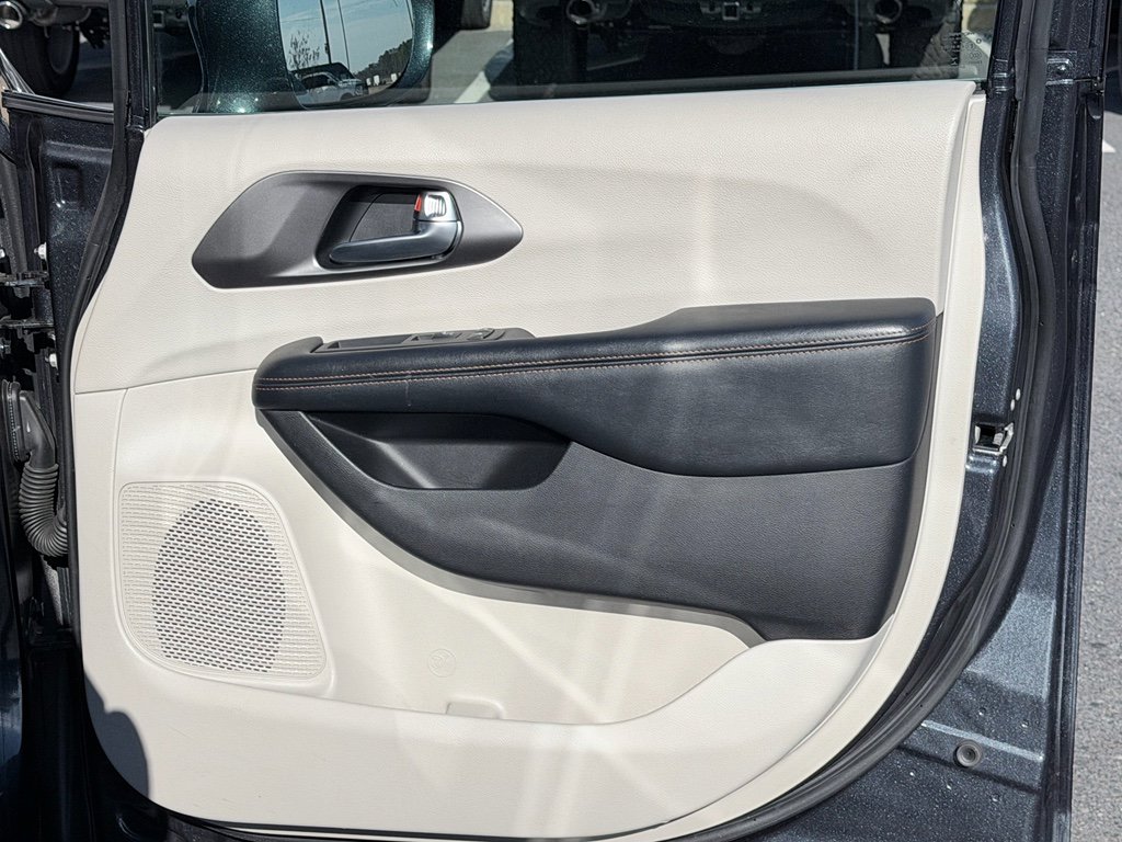 Used 2020 Chrysler Pacifica Touring-L FWD image 27