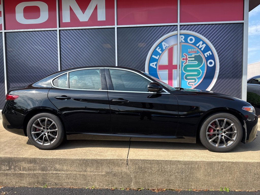 Used 2018 Alfa Romeo Giulia AWD image 2