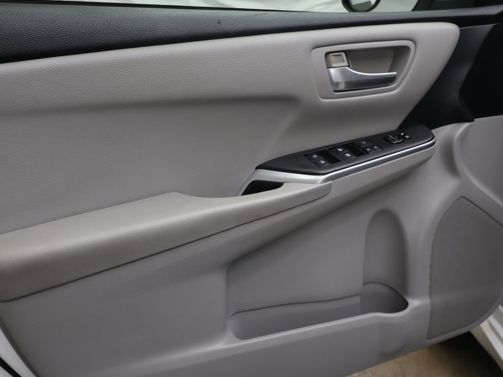 Used 2015 Toyota Camry SE FWD image 17