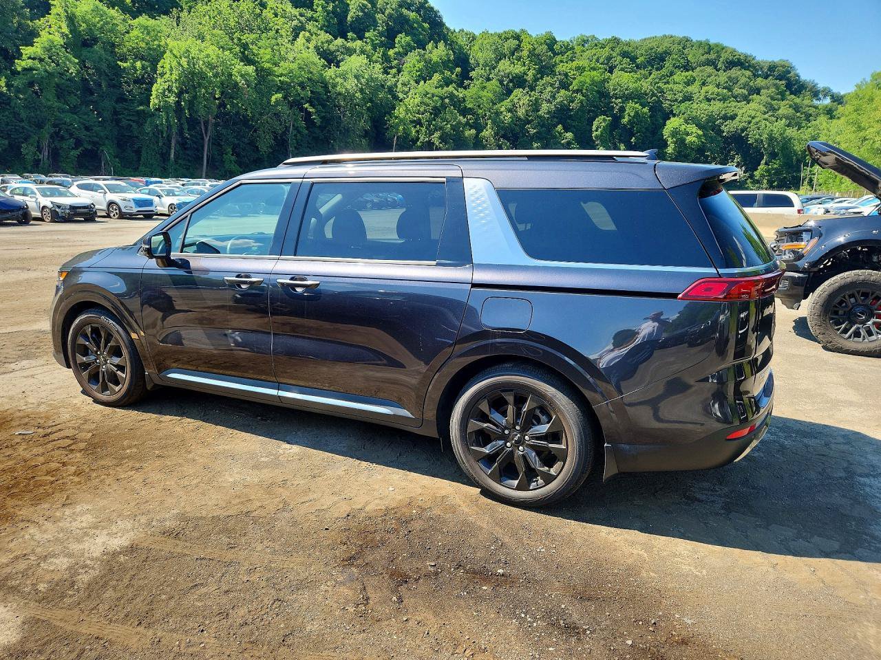 Used 2023 Kia Carnival SX Prestige FWD image 3