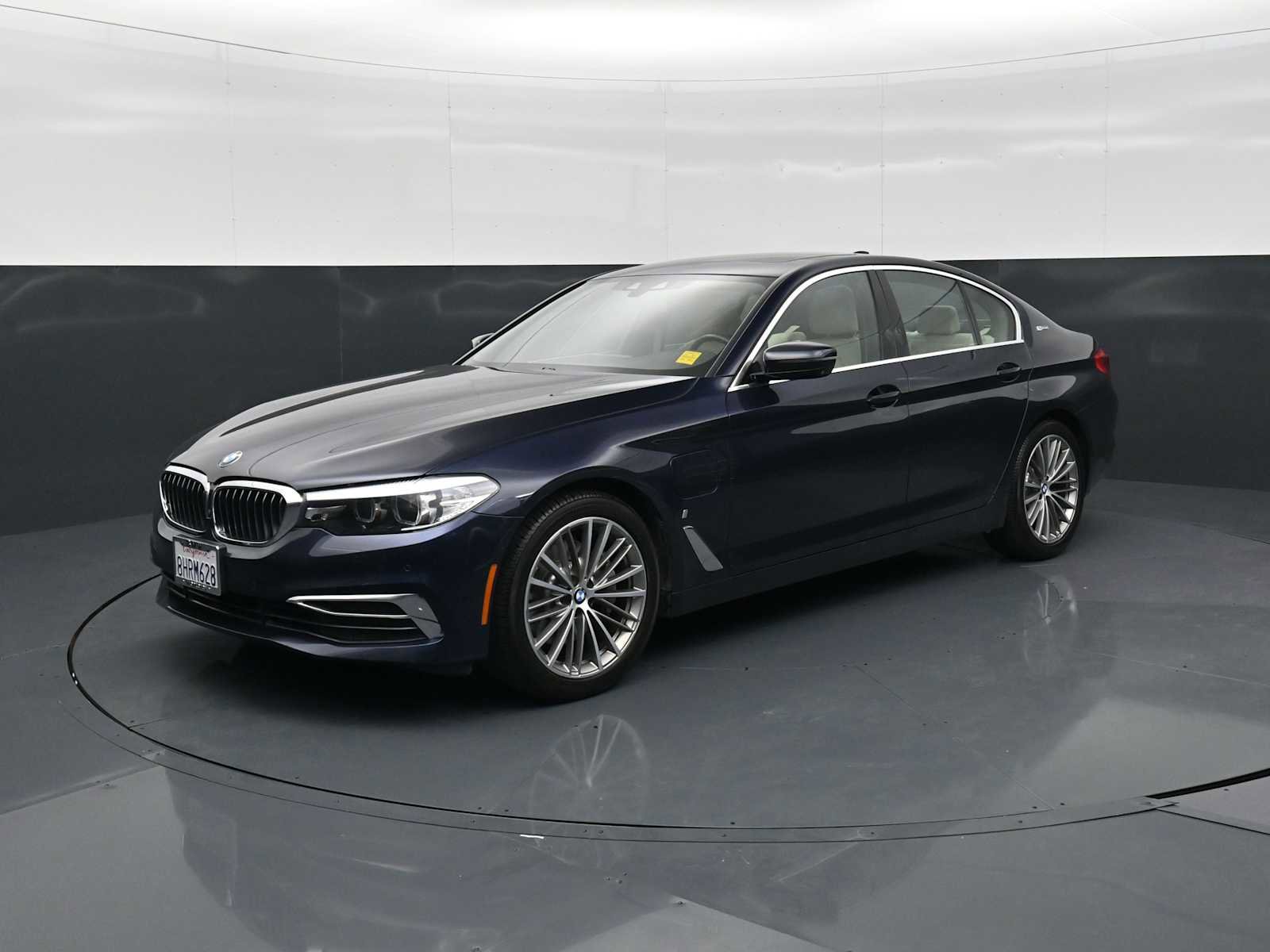 Used 2019 BMW 530e w/ Luxury Package RWD image 1