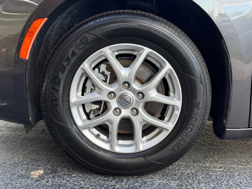 Used 2023 Chrysler Pacifica Touring-L FWD image 44