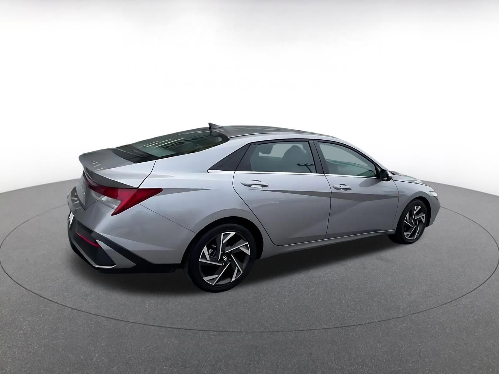 Used 2025 Hyundai Elantra SEL image 15