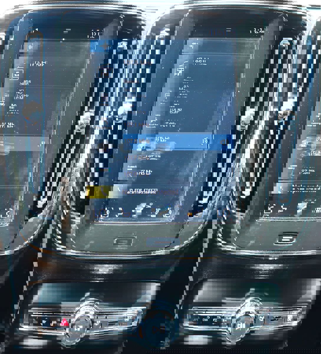 Used 2022 Volvo XC40 T4 Momentum image 41