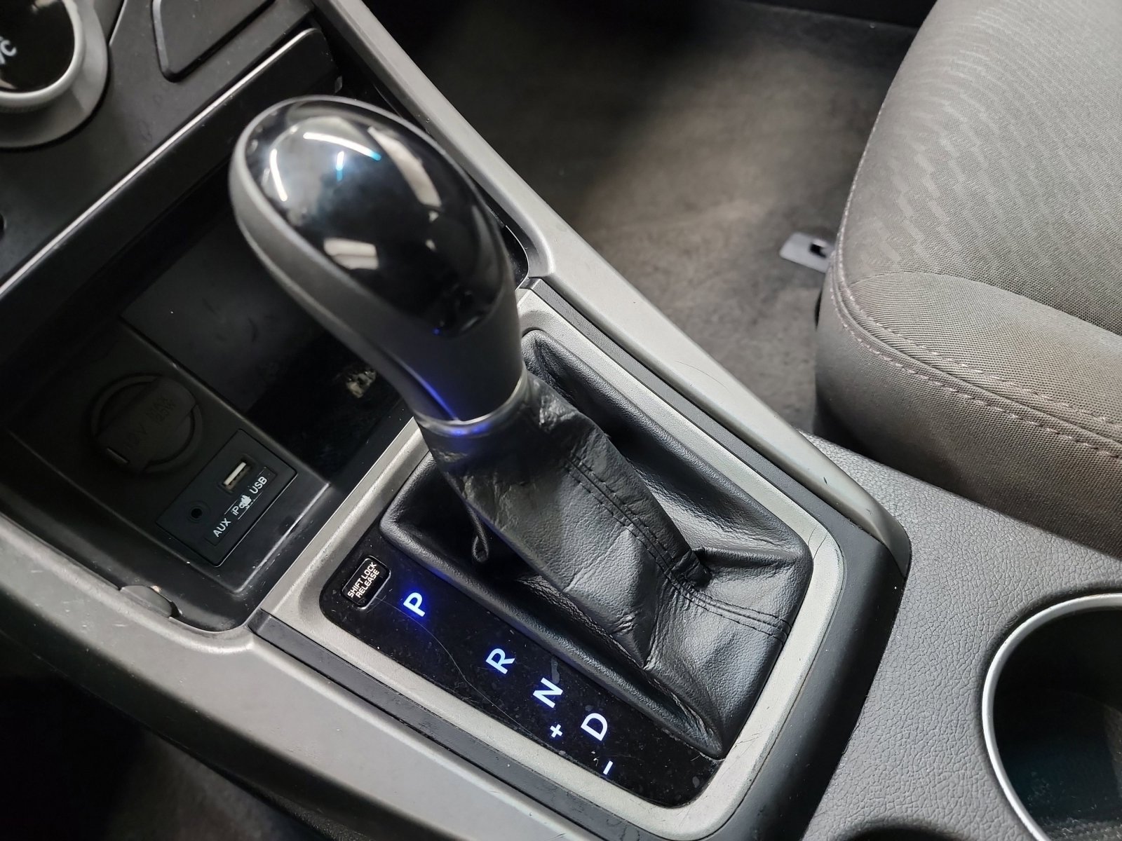 Used 2014 Hyundai Elantra SE image 25