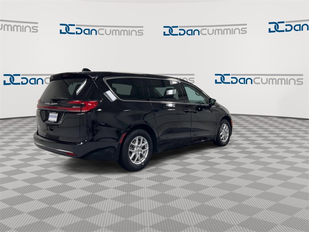 Used 2024 Chrysler Pacifica Touring-L image 8