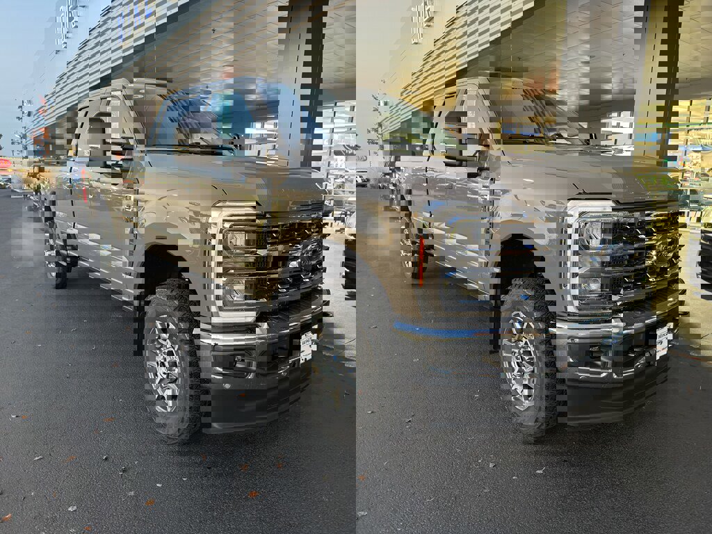 New 2026 Ford F350 Lariat w/ Lariat Ultimate Package