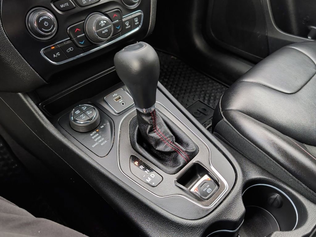 Used 2019 Jeep Cherokee Trailhawk w/ Cold Weather Group AWD/4WD image 18